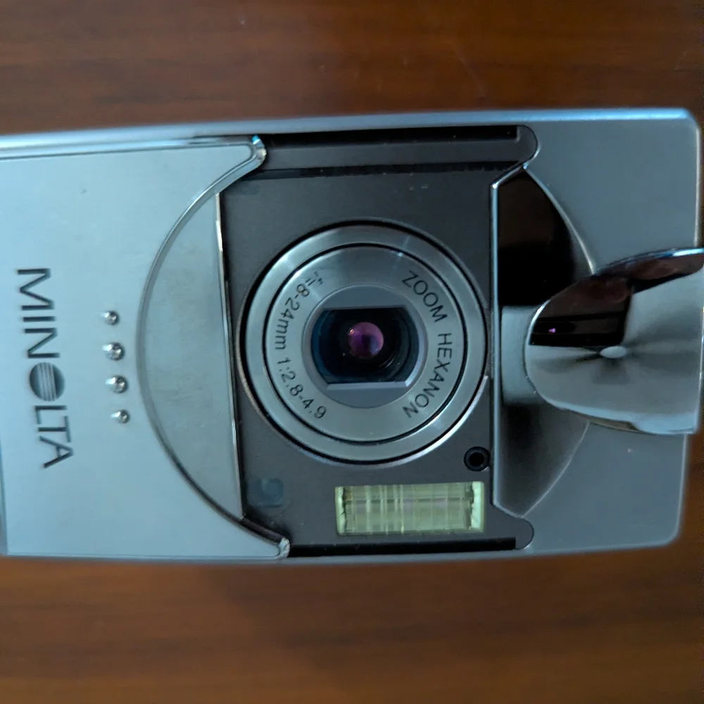 Minolta DiMAGE G500 5MP Digital Camera 3x Optical Zoom And Battery